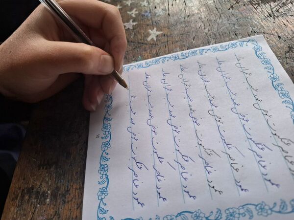 کلاس هنر خط و زیبایی شناسی  در دبیرستان دخترانه شهید رستمرودی ورامین