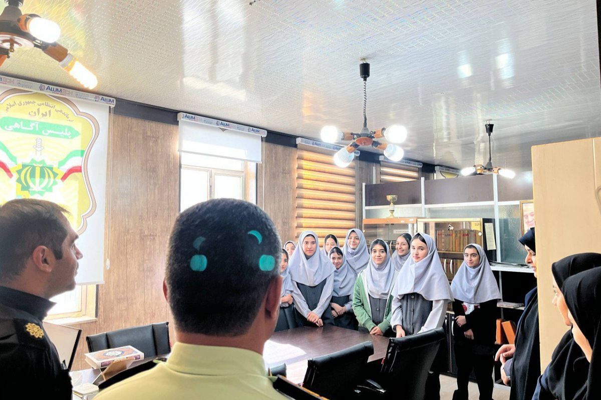 دیدار صمیمی آینده‌سازان با حافظان نظم و امنیت در کلانتری ۱۱ فیروزکوه