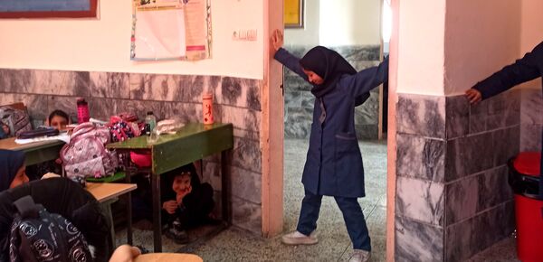 مانور زلزله در مدرسه مهندس رحمانی فرد مشهد