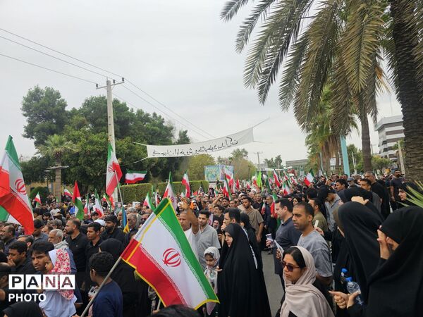 وداع باشکوه بندرعباس با دریابان شهید علیرضا تنگسیری؛ پیکر فرزند دریا بر دستان مردم تشییع شد
