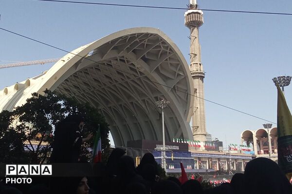 فریاد نسل نو در سوگ رهبر؛ مشقِ وفاداری در قابِ تشییع 