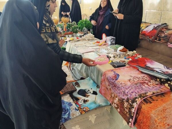 بازارچه‌ هنرهای‌ دستی‌ با رنگ و بوی عید