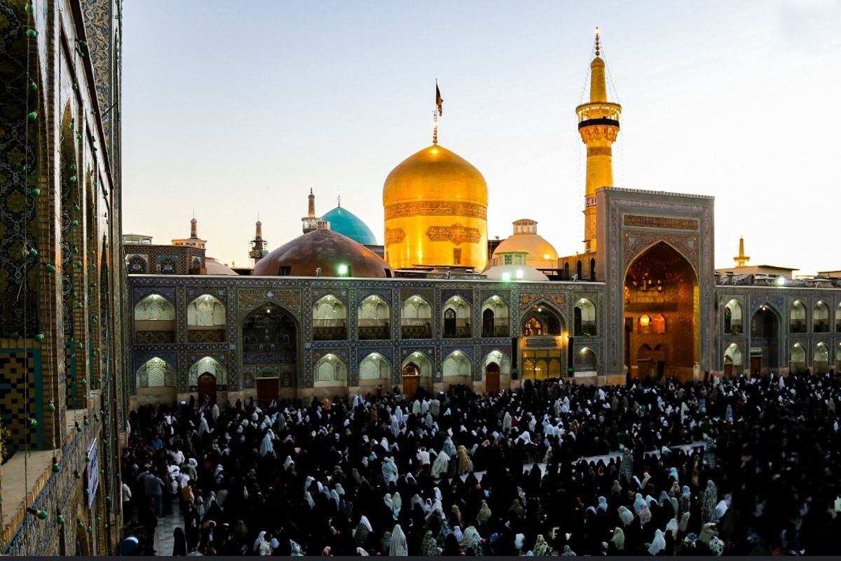 وقتی کلمات از غربت او کم می‌‌آورند