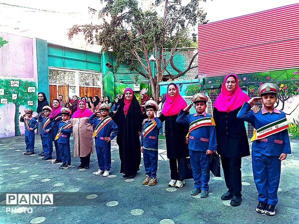 جشن آغاز سال تحصیلی و «روز پرچم» در مدرسه معراج منطقه ۱۰ تهران