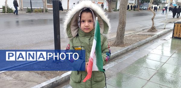 همگام با هم؛ مردم و دانش‌آموزان، شکوه جاودانه ۲۲ بهمن را فریاد می‌زنند