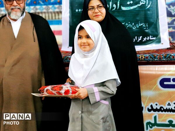 اقامه نمازجمعه با حضور فرهنگیان و دانش‌آموزان در گلوگاه