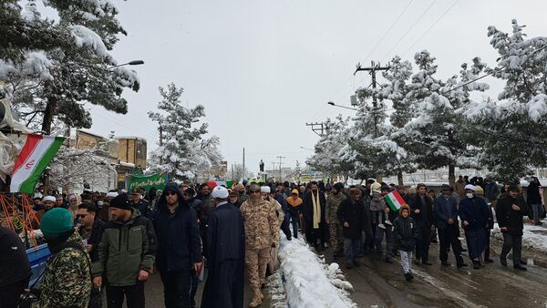 حضور پر شور فرهنگیان و دانش آموزان در کنار مردم ولایتمدار شهرستان صالح آباد در یوم الله ۲۲بهمن