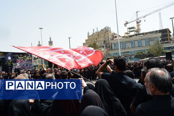 پرچم‌های عزا بر فراز حرم امام رضا(ع)