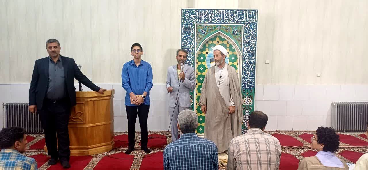 اهدای جایزه معنوی به دانش‌آموز دبیرستان پسرانه شاهد افشار یزد