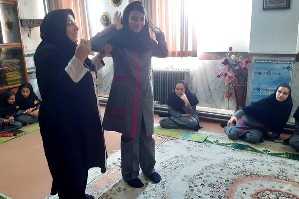 جلسه انس با قرآن و گفتمان دینی در دبیرستان فرزانگان قائمشهر