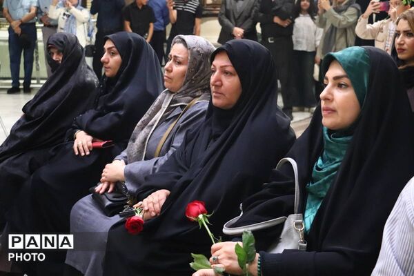 آیین گلباران مزار استاد شهریار در تبریز 