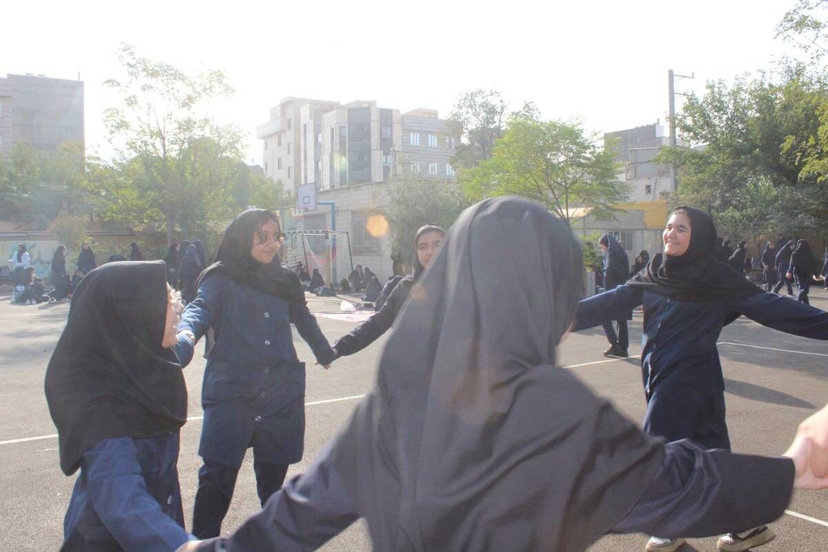 طلوع سلامتی در حیاط مدرسه؛ صبحانه‌ای به شیرینی دوستی