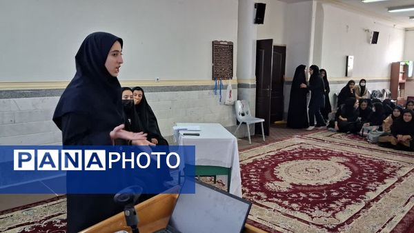 برپایی مناظره دانش‌آموزی در دبیرستان حضرت خدیجه (س) جعفرآباد قم