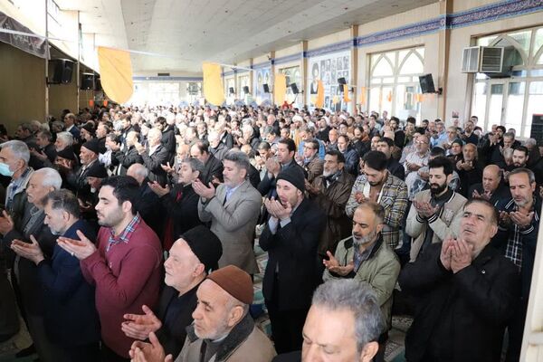 حضور دانش آموزان آموزشگاه شهدای گلدسته و مردم چهاردانگه در نماز جمعه 