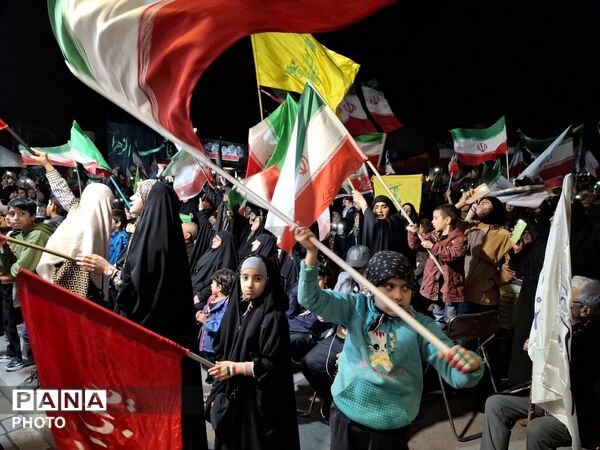 مردم شریف مشهد با شعار " هوا فضای سپاه، بزن به کاخ سیاه"  تاریکی شب‌ را روشن کردند