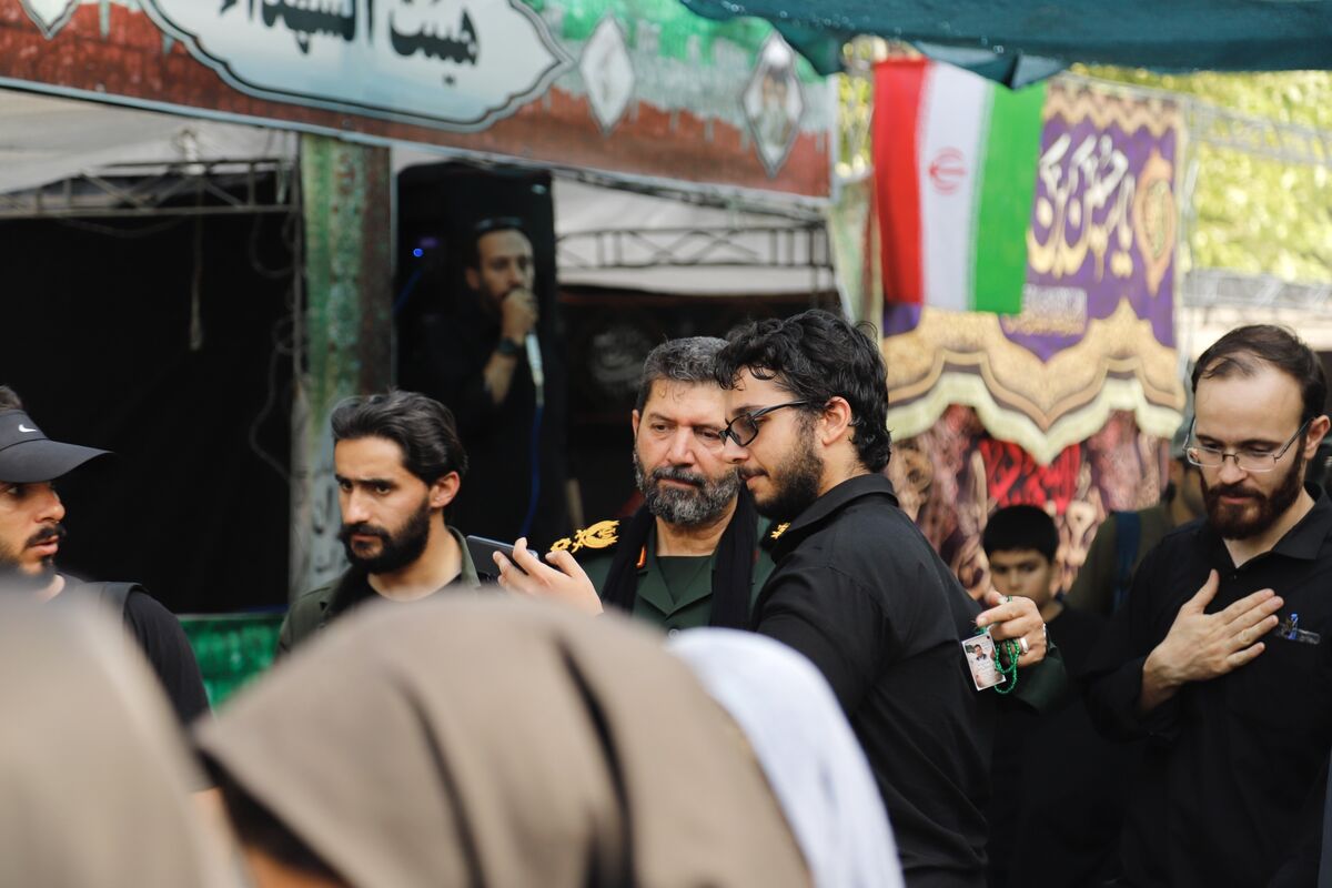 حضور بی‌تکلف فرمانده سپاه تهران در میان دل‌سپردگان اربعین