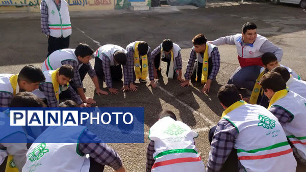 اجرای مانور زلزله در دبیرستان شهید مطهری شهر دستجرد قم