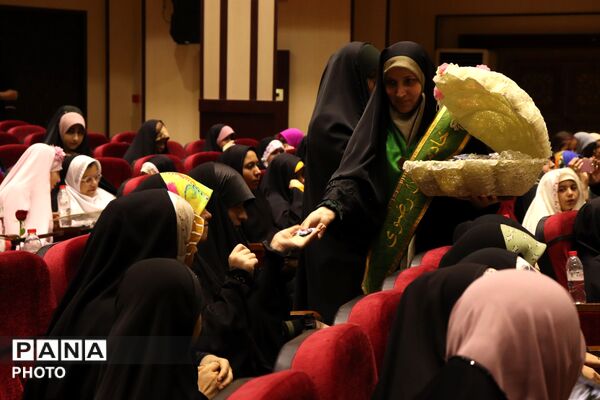 جشن روز دختر در سایه پرچم حرم حضرت معصومه (س) و خادمان امام رضا (ع)