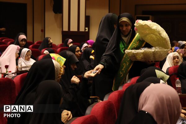 جشن روز دختر در سایه پرچم حرم حضرت معصومه (س) و خادمان امام رضا (ع)