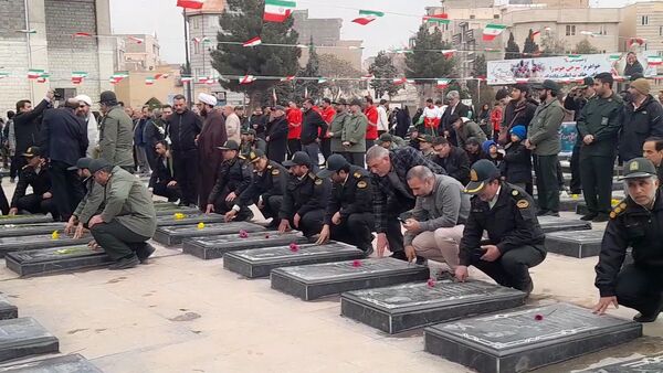 مراسم عطرافشانی مزار شهدا با حضور پرشکوه نوجوانان دهه نودی