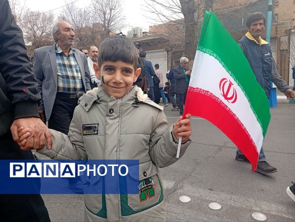 جلوه‌هایی از حضور پرشور دهه نودی‌ها در راهپیمایی ۲۲ بهمن در یزد