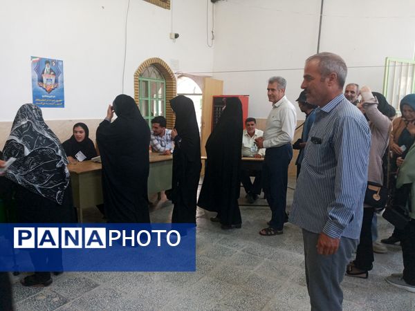 حضور پرشور مردم لرستان پای‌صندوق‌های رأی‌گیری