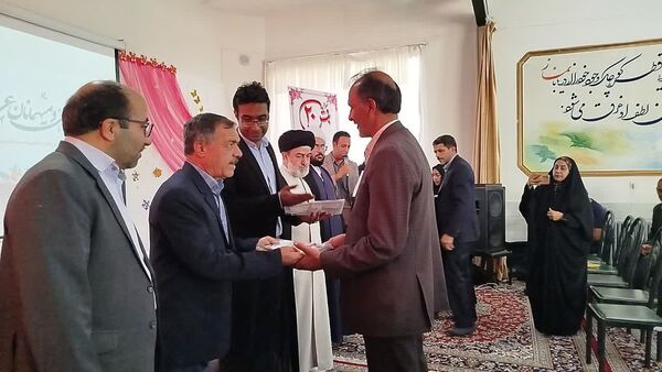 تجلیل از نمرات 20 امتحان نهایی و ممتازان علمی و پرورشی در جشن بیست دبیرستان خاتم الانبیا (ص)