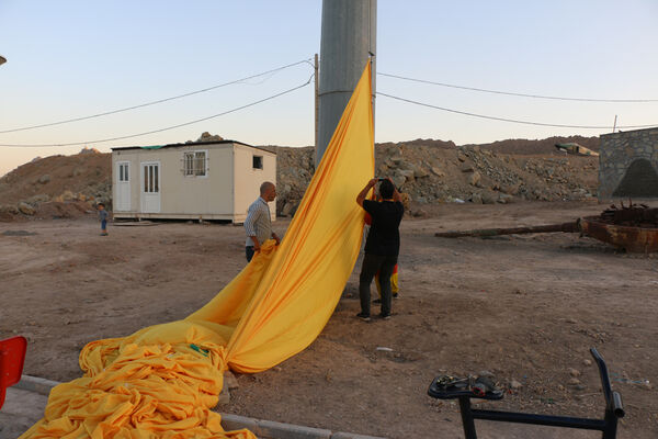 اهتزاز نماد مقاومت بر بالای بلندترین دکل پرچم قم