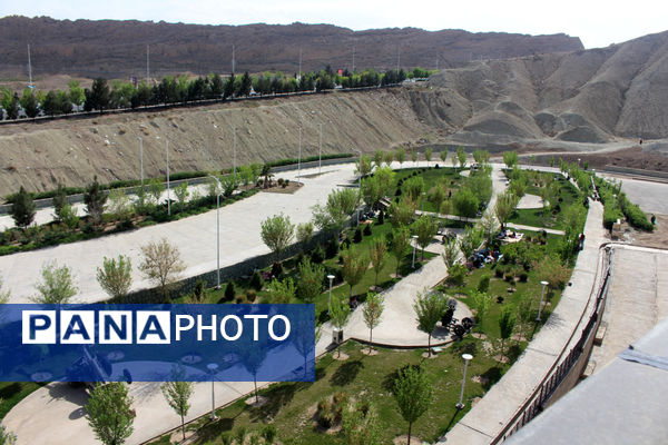 حضور گردشگران روز طبیعت در محوطه باغ‌موزه دفاع مقدس قم