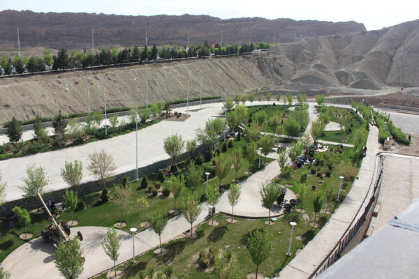 حضور گردشگران روز طبیعت در محوطه باغ‌موزه دفاع مقدس قم