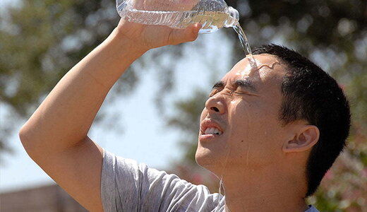 نوشیدن آب، کلیدی‌ترین راه پیشگیری از گرمازدگی در روزهای داغ است  