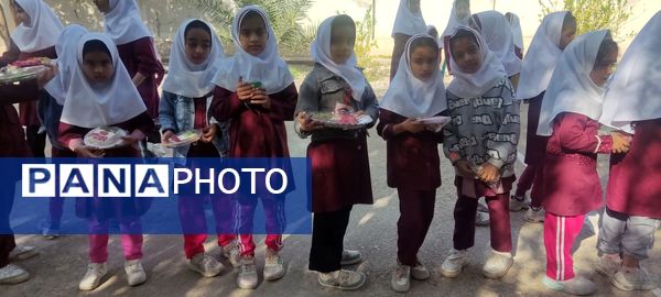 صبحانه نمادین دانش‌آموزان دبستان مولوی فین