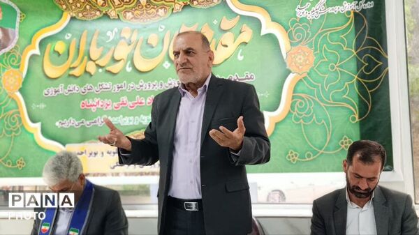 نشست مشاور وزیر آموزش‌ و پرورش با تشکل‌های دانش‌آموزی در یاسوج
