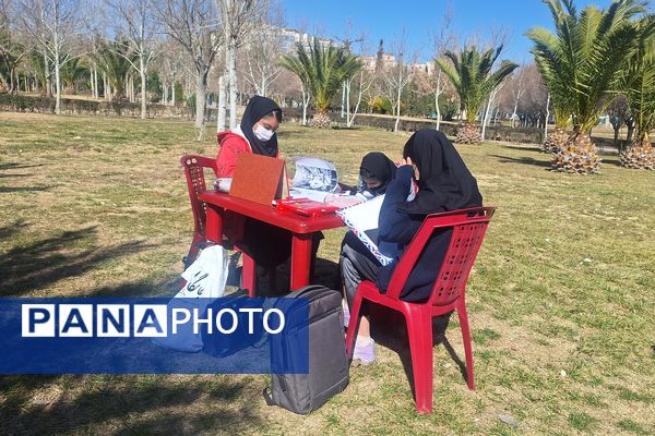 لذت نقاشی همگانی کنار دوستان در بوستان جنت شیراز 