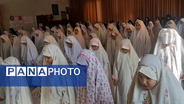 نماز جماعت در دبستان شهید رجبی۲ با حضور مسئولان اداره آموزش و پرورش ناحیه 6
