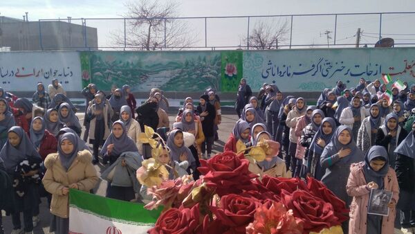 جلوه‌ای از همدلی و عشق به وطن در مدرسه والدین ۲ آناخاتون همزمان با زنگ انقلاب