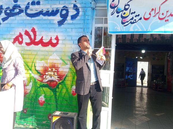 بازارچه کتاب در دبستان سمیه