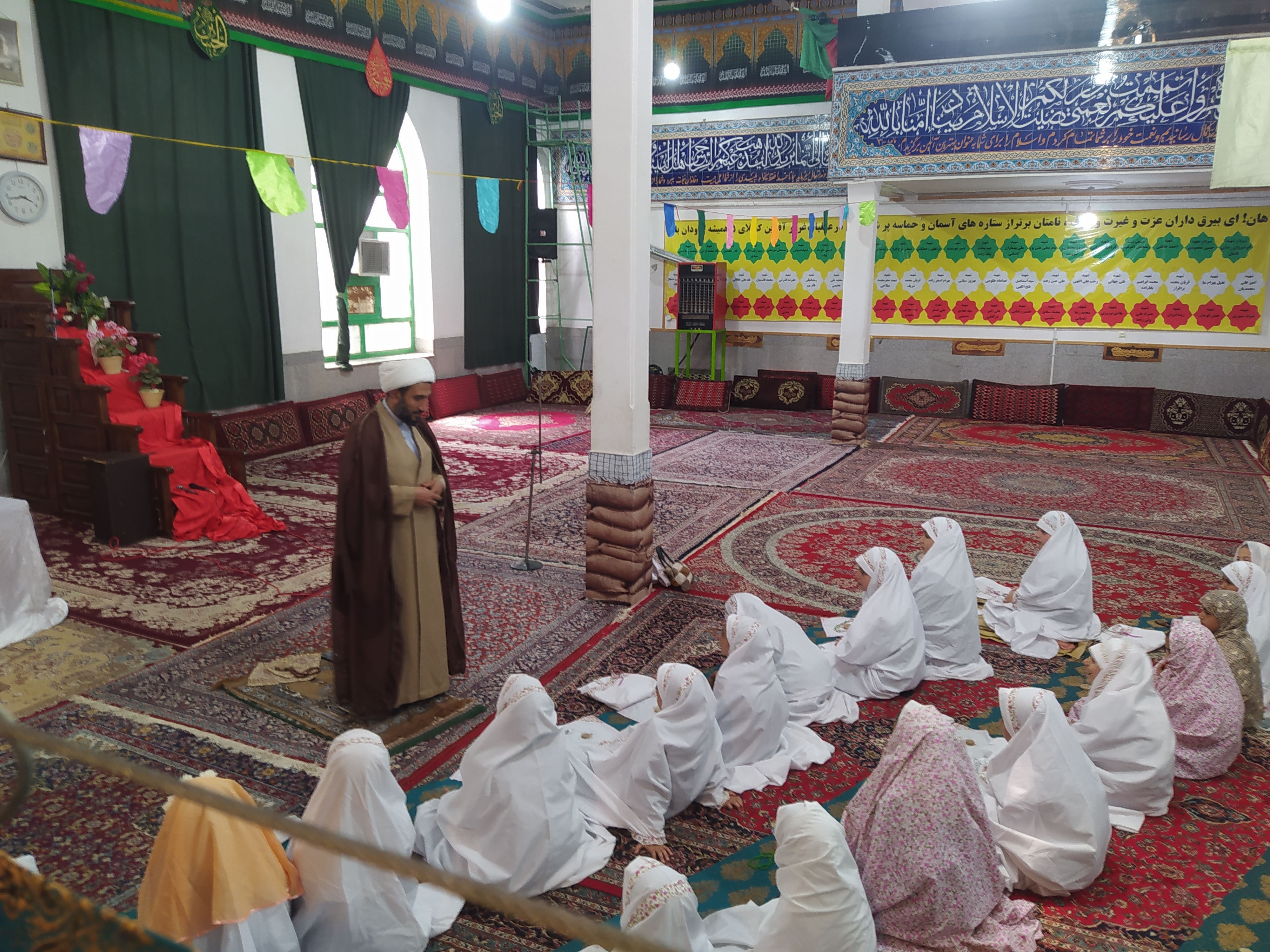 شرکت دانش‌آموزان دبستان حضرت فاطمه(س) در مراسم سالگرد شهدای خدمت
