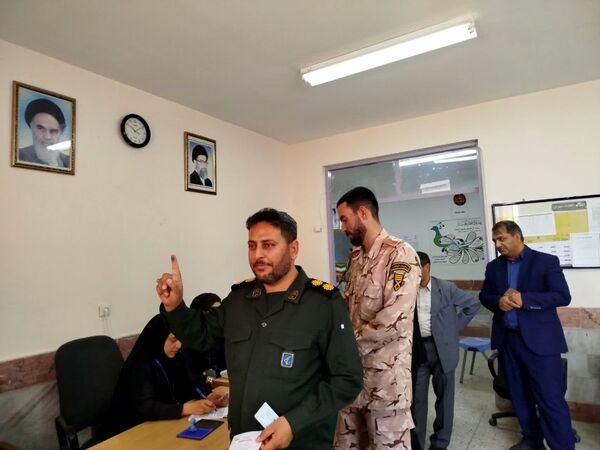 مردم شهرستان فاروج همدل و یکصدا پای صندوق‌های رأی 