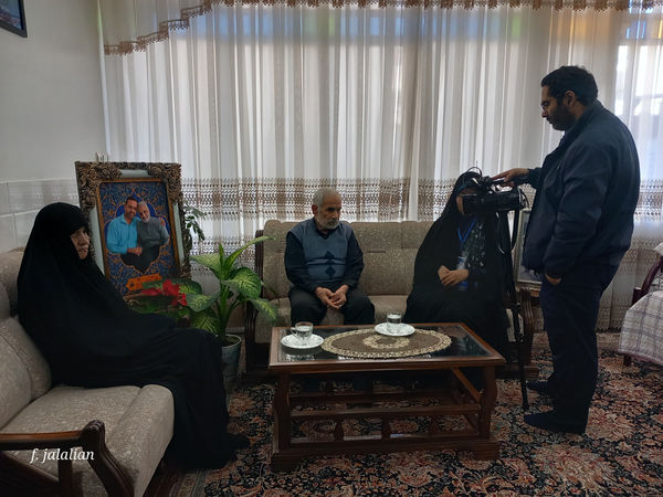 دیدار دختران رای اولی قم با خانواده شهید آقازاده نژاد