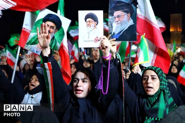 هنرمندان پای کار انقلاب