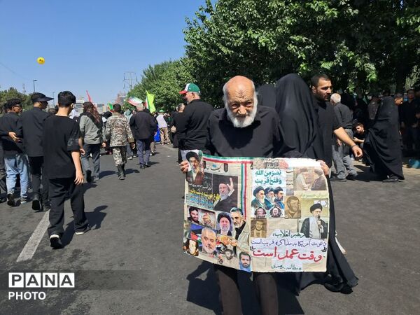  آخرین  وداع  ملت ایران با رهبر شهید در روز تشییع 