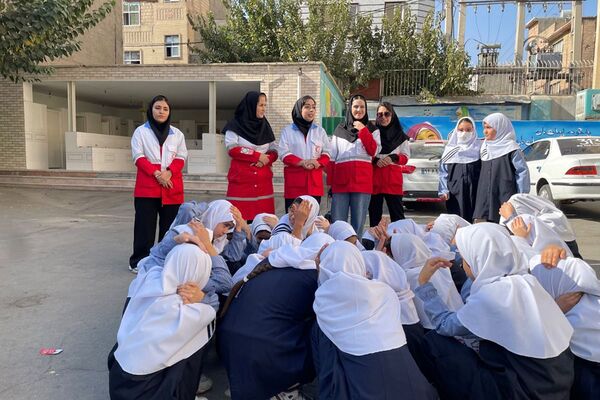 مانور تخلیه اضطراری و آمادگی برای لحظات بحرانی در مدرسه معراج بهارستان‌دو