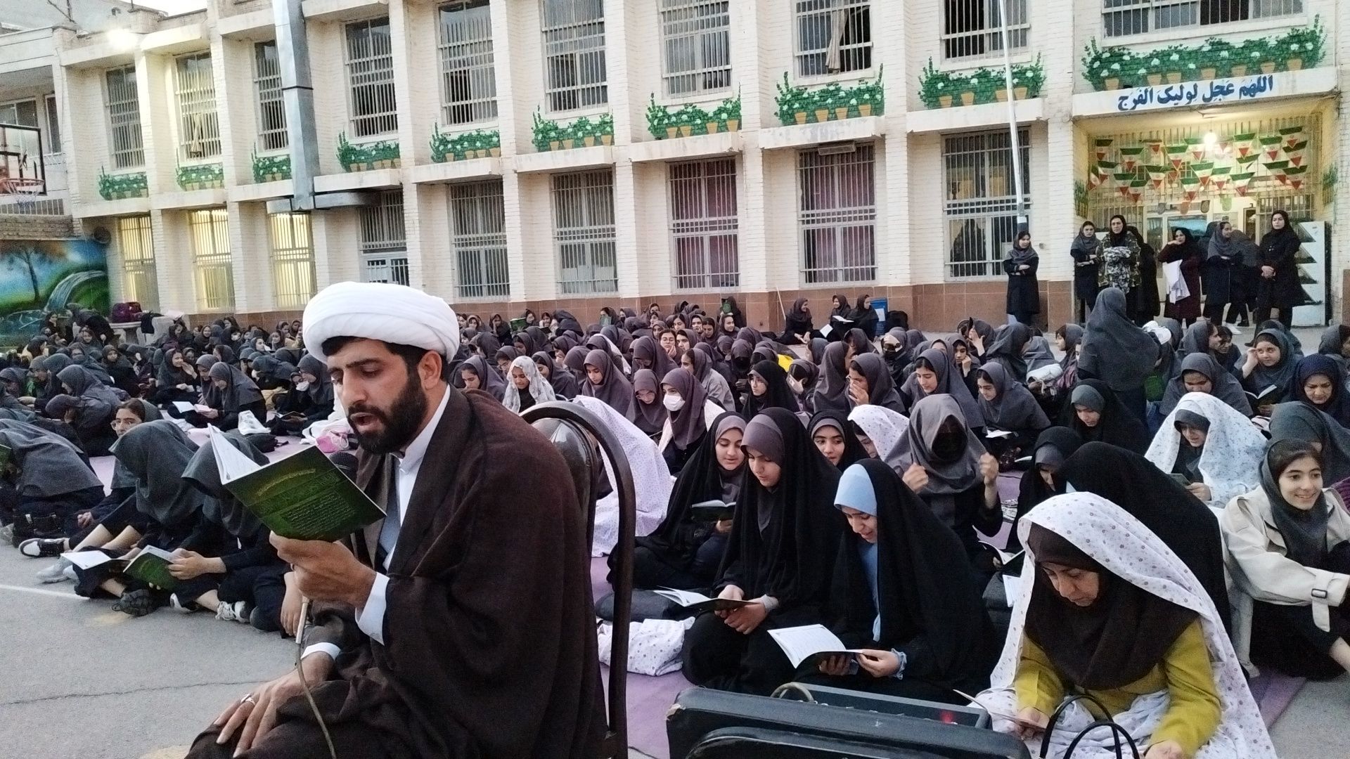 برگزاری ضیافت افطار و قرائت زیارت عاشورا در دبیرستان شاهد حکیمه