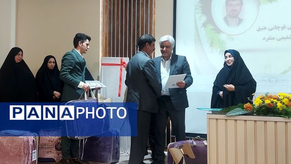  تقدیر از مدیران بازنشسته و همکاران اسبق آموزش و پرورش ناحیه شش