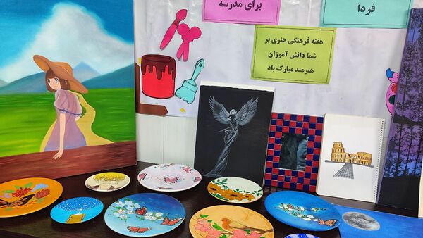 نمایشگاه هنری دانش آموزان در دبیرستان مهردخت 