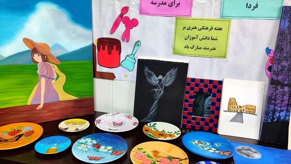 نمایشگاه هنری دانش آموزان در دبیرستان مهردخت 