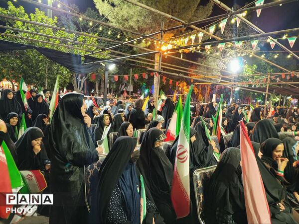 رونمایی از نماد «مشت گره کرده رهبر شهید» در قم