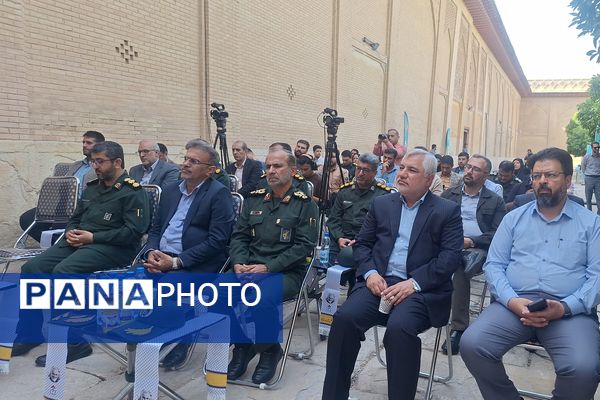 آیین اهدای ۲۵هزار بسته نوشت افزار به دانش‌آموزان نیازمند