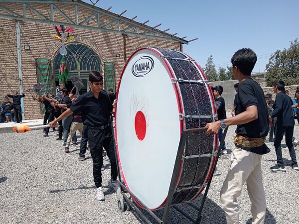 هیئت زنجیرزنی در روستای فیض آباد در صبح عاشورای حسینی 
